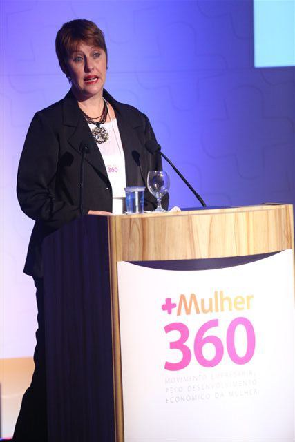 Coordenadora-geral de Autonomia Econômica das Mulheres, Simone Schäffer, saúda participantes do Movimento Mulher 360. Foto: Instituto Walmart/Divulgação