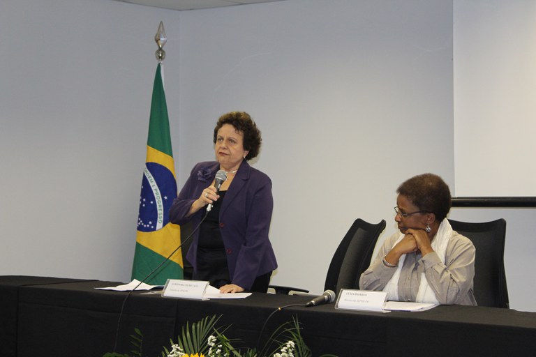 Ministra Eleonora Menicucci discursa durante lançamento do Prêmio Lélia Gonzalez, ao lado da ministra Luiza Bairros.  Foto: Raquel Lasalvia/SPM