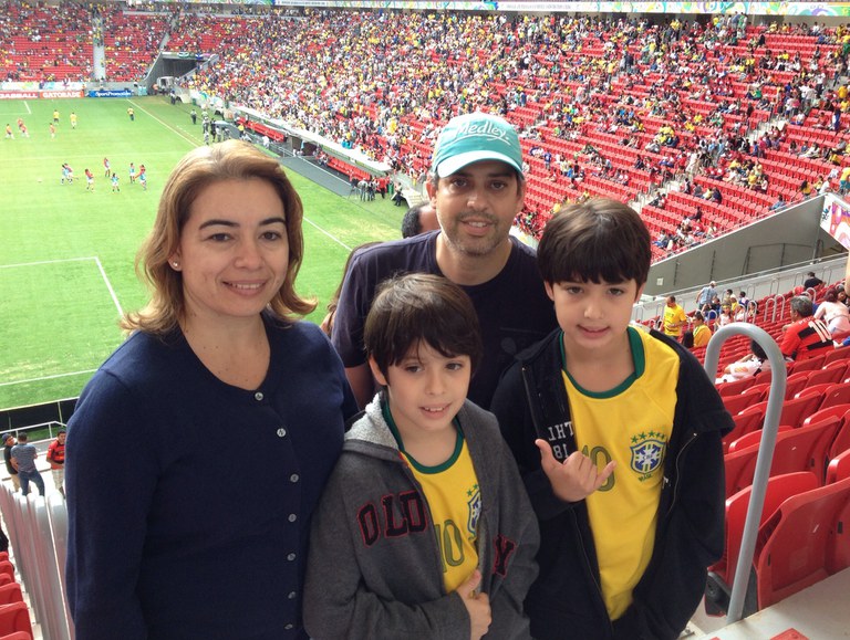 Neiriane Aguiar reúne família para prestigiar as atletas da seleção brasileira de futebol. Foto: Nei Bomfim