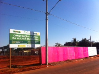 Placa sinaliza execução das obras da Casa da Mulher Brasileira em Campo Grande (MS). Foto: Divulgação/SPM