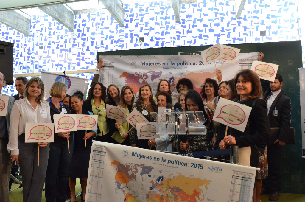 Ministras e parlamentares Entrevista Coletiva Salao Verde Congresso Nacional 21_05_2015.JPG