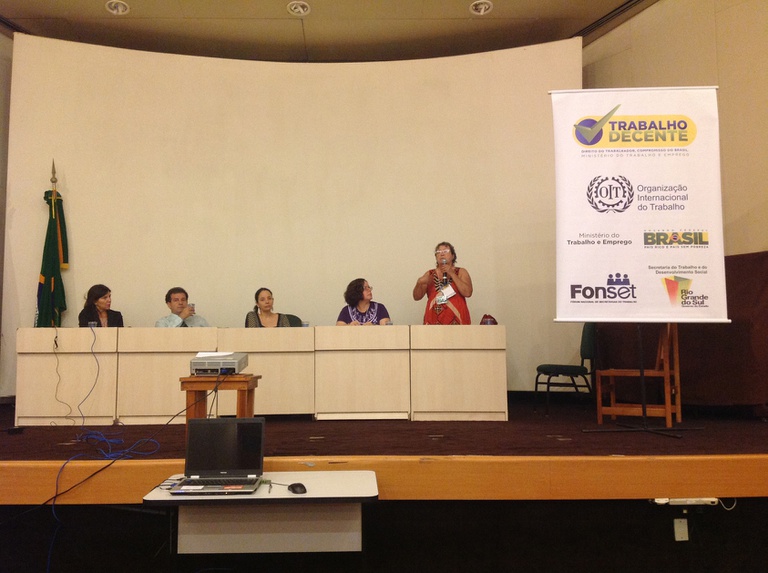 Representantes dos empregadores, dos trabalhadores, da OIT e da prefeitura de Porto Alegre em debate durante a oficina no RS. Foto: Divulgação/SPM