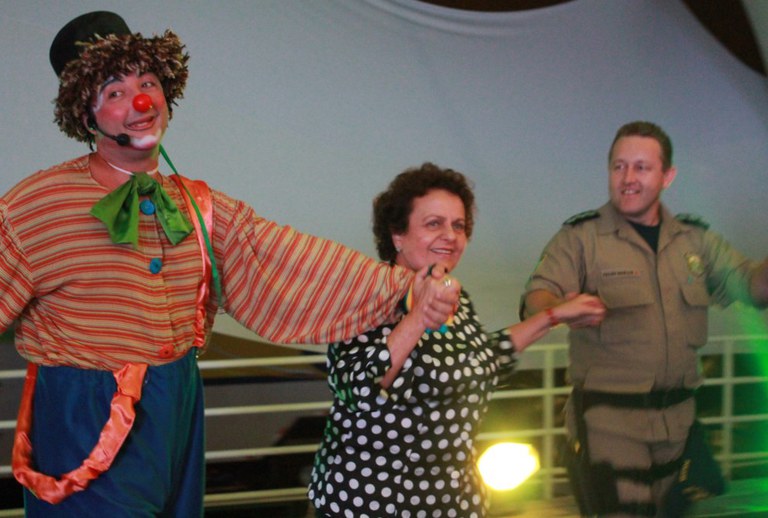 Em ciranda de roda, ministra Eleonora é ladeada por artista circense e policial rodoviário federal, agentes envolvidos na Caravana Siga Bem 2013 Foto: Isabel Clavelin/SPM