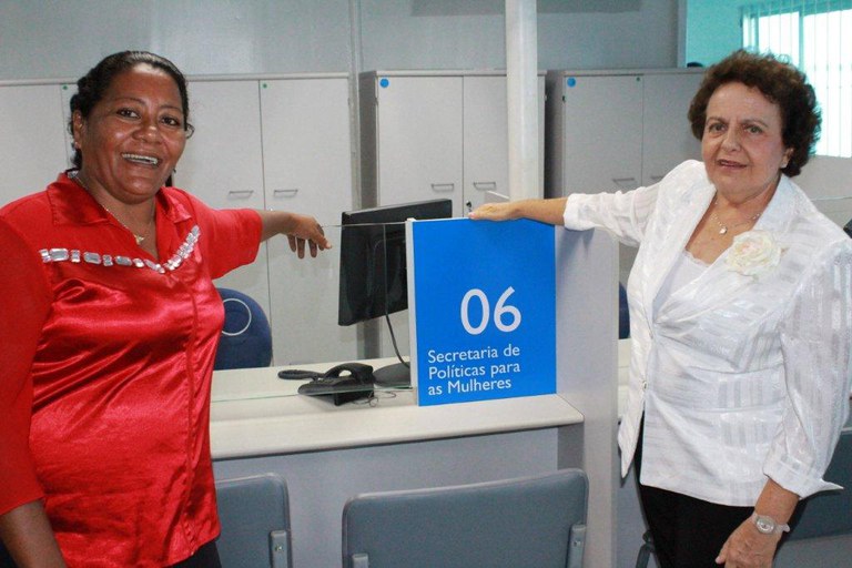 Dentro da embarcação, ministra Eleonora e  liderança Rita Serra conferem instalações de atendimento às ribeirinhas na agência-barco Ilha do Marajó Foto: Isabel Clavelin/SPM