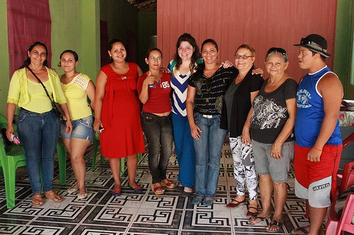 Ao lado de Amelinha Teles e das marajoaras, Luana Grillo (centro) mantém diálogo sobre a Lei Maria da Penha e outros direitos da mulher Foto: Raquel Lasalvia/SPM
