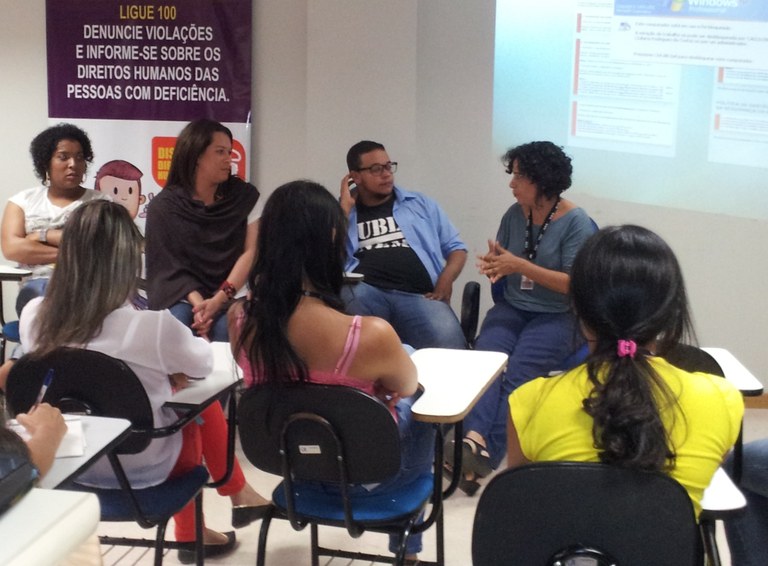 Militantes da temática transexual e governo federal falam a teleatendentes do Ligue 180 e do Disque 100 sobre o respeito à identidade social. Foto: Divulgação/SPM