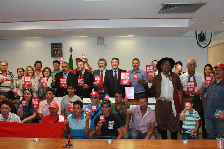 Governos federal e do RS, parlamentares e MST dão cartão vermelho à violência contra mulheres e meninas Foto: Isabel Clavelin/SPM