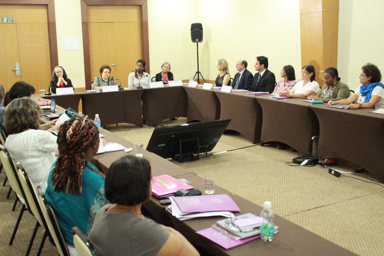 Ministra Eleonora e convidadas/os no lançamento do Manual de Práticas de Igualdade da 4ª edição do Pró-Equidade. Foto: Raquel Lasalvia/SPM,
