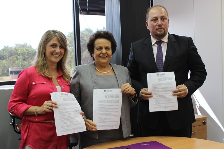 Termo que cede terreno à SPM foi assinado por ministra Eleonora e secretário de Administração do RS, Alessandro Barcellos. Foto: Cilene de Freitas/SPM