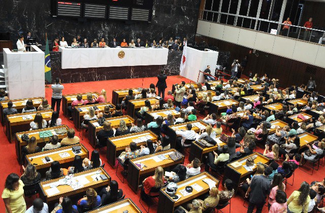 Secretária Tatau Godinho pediu envolvimento de toda sociedade para que haja comprometimento nas políticas para as mulheres. Foto: Raíla Melo/ALMG