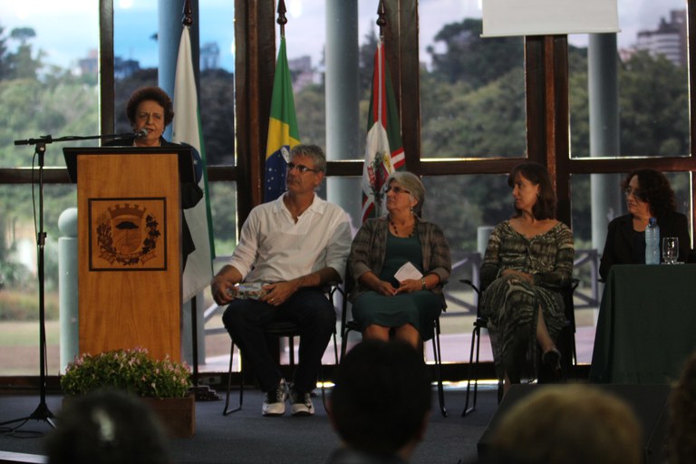 Ministra Eleonora Menicucci discursa na solenidade de entrega, no Paraná, das unidades móveis. Foto: Raquel Lasalvia/SPM