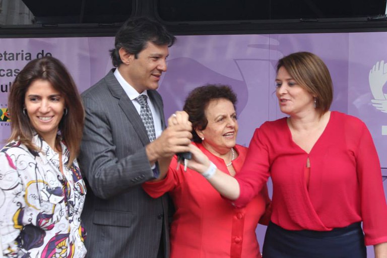  Ministra Eleonora entrega as chaves da unidade móvel a prefeito de São Paulo, Fernando Haddad, e à secretária de Políticas para as Mulheres do município, Denise Motta Dau. Primeira- dama Ana Estela Haddad acompanhou o ato. Foto: Raquel Lasalvia/SPM