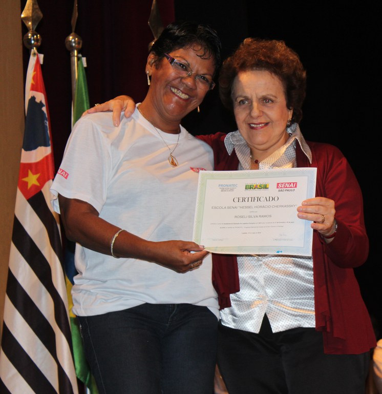 Ministra Eleonora entrega diploma a aluna formada pelo Pronatec. Foto: Divulgação/SPM