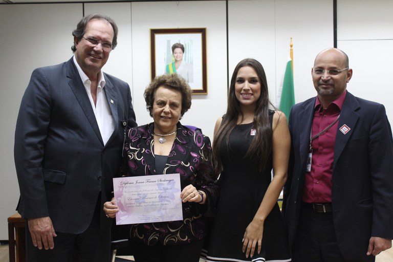 Ministra Eleonora ao lado do diretor-geral da Imprensa Nacional, Fernando Toletino (à esquerda), e equipe. Foto: Raquel Lasalvia/SPM 