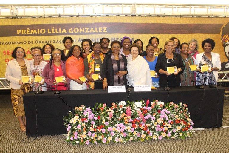 Representantes das organizações contempladas no Prêmio Lélia Gonzalez ao lado das ministras Eleonora Menicucci (SPM) e Luiza Bairros (SEPPIR). Foto: Raquel Lasalvia/SPM 