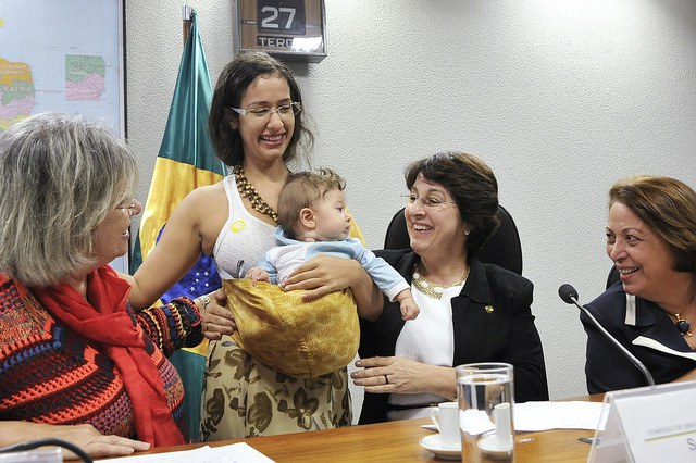 A secretária de Articulação Institucional e Ações Temáticas da SPM, Vera Soares (esquerda), participou de debate sobre a humanização do parto em audiência pública conjunta realizada pelas Comissões de Direitos Humanos e Legislação Participativa (CDH) e de