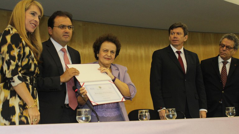 O presidente do CFOAB, Marcus Vinicius Furtado Coêlho, entrega homenagem à ministra Eleonora Menicucci
