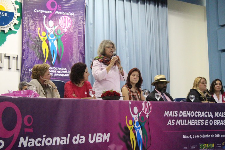 Vera Soares, secretária de Articulação Institucional e Ações Temáticas da SPM, discursa no 9º Congresso Nacional da UBM. 
