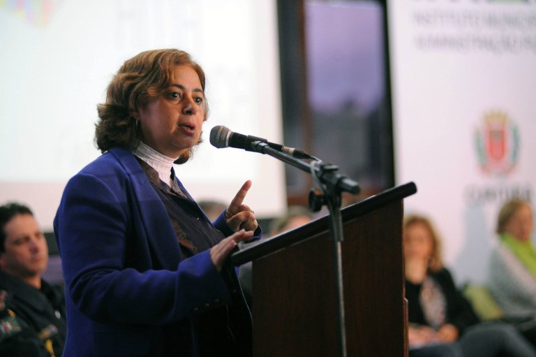 Secretária Aparecida Gonçalves discursa no lançamento em Curitiba. Foto: Everson Bressan/SMCS