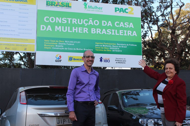 Ministra Eleonora Menicucci e Marcelo Pontes, diretor do Programa ‘Mulher, Viver sem Violência’, em visita às obras da Casa da Mulher Brasileira no DF. Foto: Nei Bomfim/SPM 
