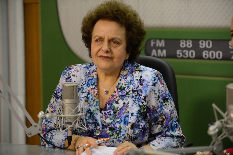 Ministra Eleonora em estúdio durante gravação do programa. Foto: Elza Fiúza/Agência Brasil