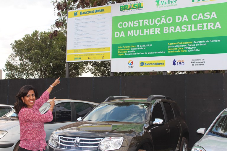 Valesca Rodrigues Leão, secretária da Mulher do DF, em visita às obras da Casa da Mulher Brasileira. Foto: Raquel Lasalvia/SPM