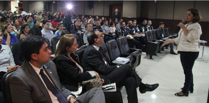 08-09  Feminicídio é debatido em seminário.jpg