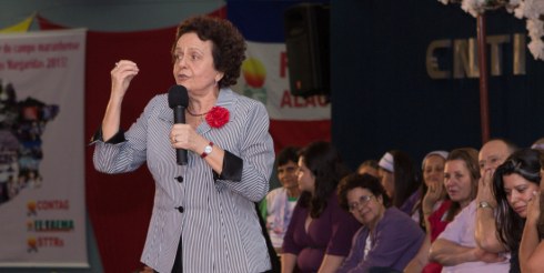 Ministra falando em reunião