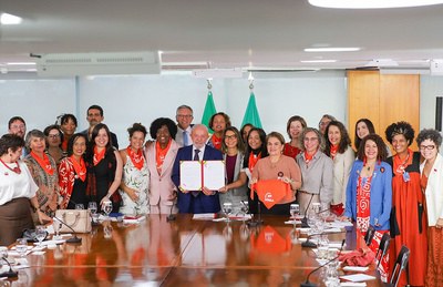 Ministra Janine Mello participa da sanção de lei que regulamenta a atuação de doulas no Brasil