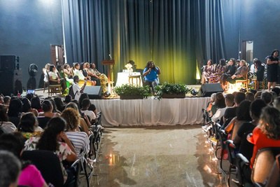 Ministra Macaé Evaristo destaca liderança feminina e papel da educação pública na promoção de direitos humanos em João Monlevade (MG)