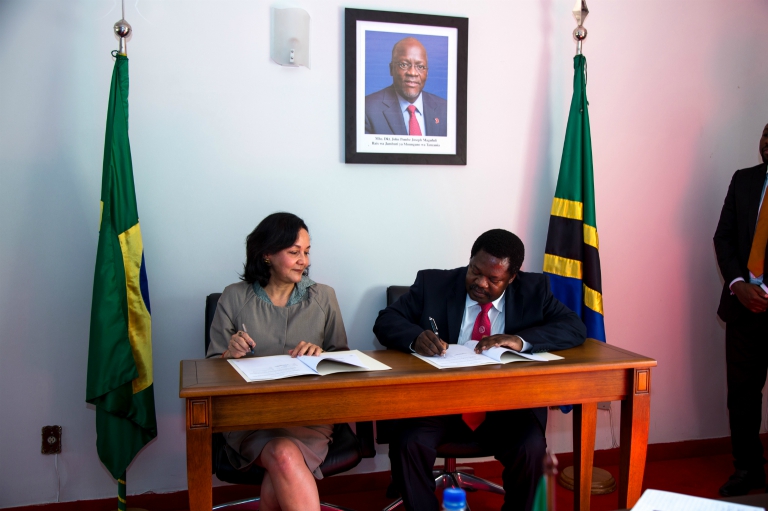  Ministério da Fazenda assina contrato de reestruturação de dívida da Tanzânia com o Brasil	