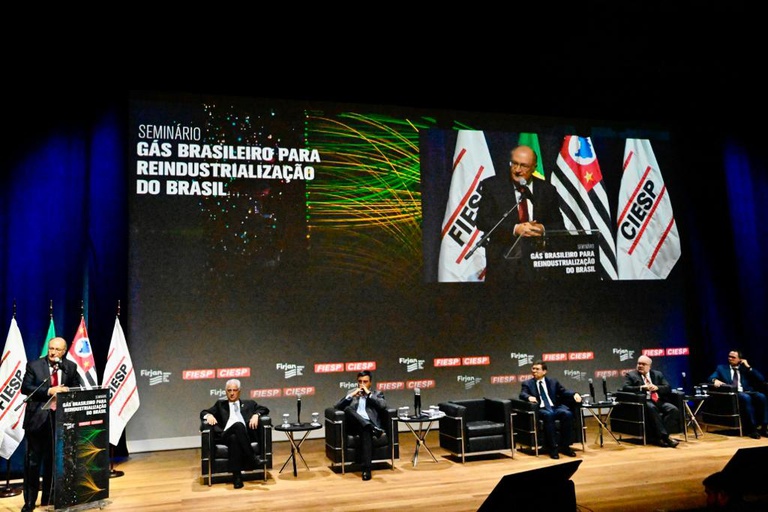 Governo e setor industrial criam GT para ampliar oferta de gás natural
