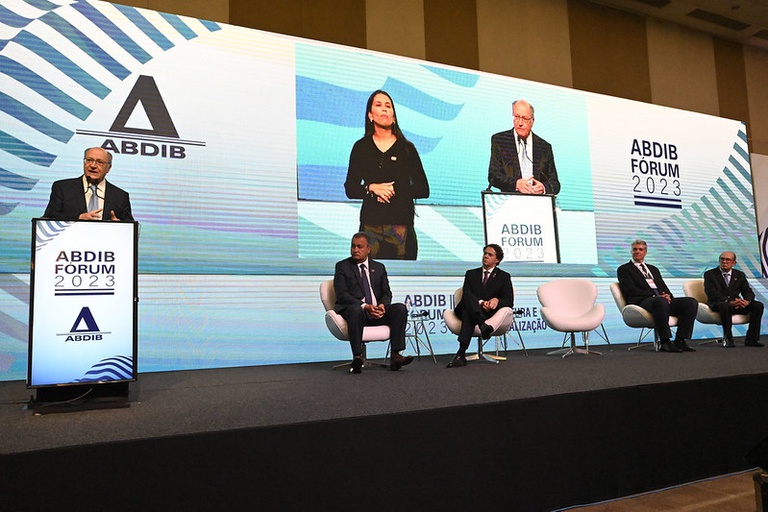 Neoindustrialização terá base sustentável, afirma Alckmin em evento da ABDIB
