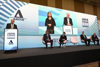 Neoindustrialização terá base sustentável, afirma Alckmin em evento da ABDIB