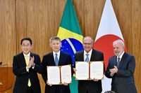 Brasil e Japão assinam acordo de cooperação industrial, com ênfase para a área de economia verde