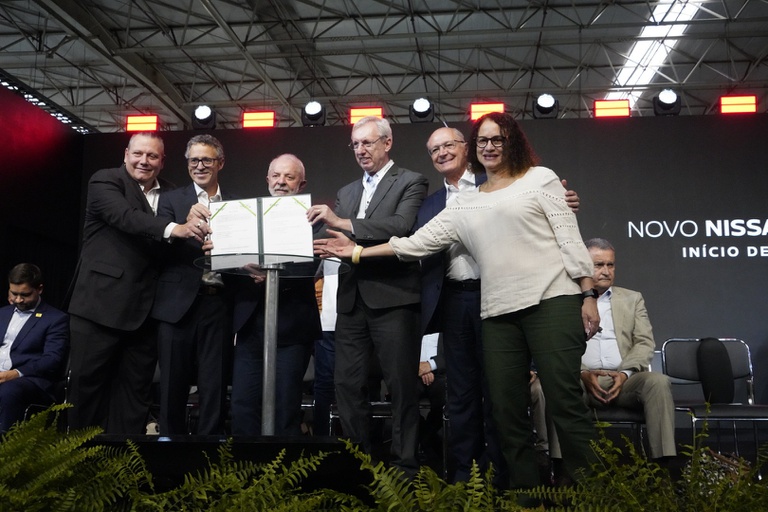 Com Lula, Alckmin participa de lançamento industrial da Nissan no RJ