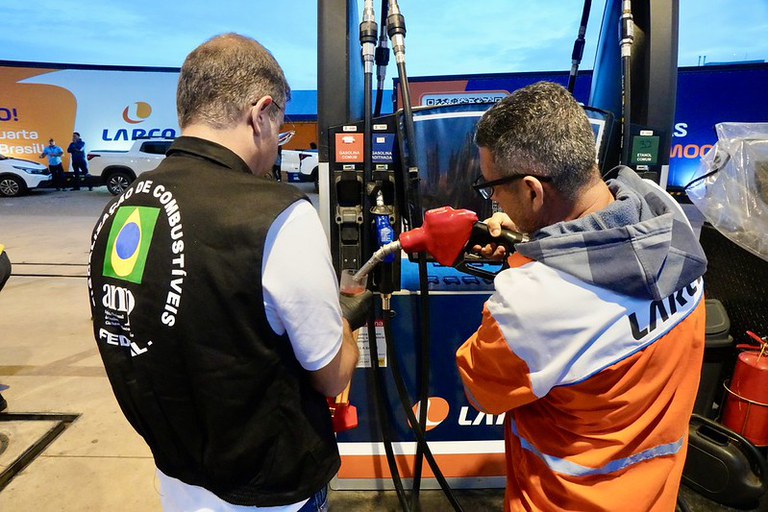 Fiscalização Operação To de Olho do Instituto Nacional de Metrologia Qualidade e Tecnologia (INMETRO) e Agência Nacional do Petróleo (ANP) em postos de gasolina