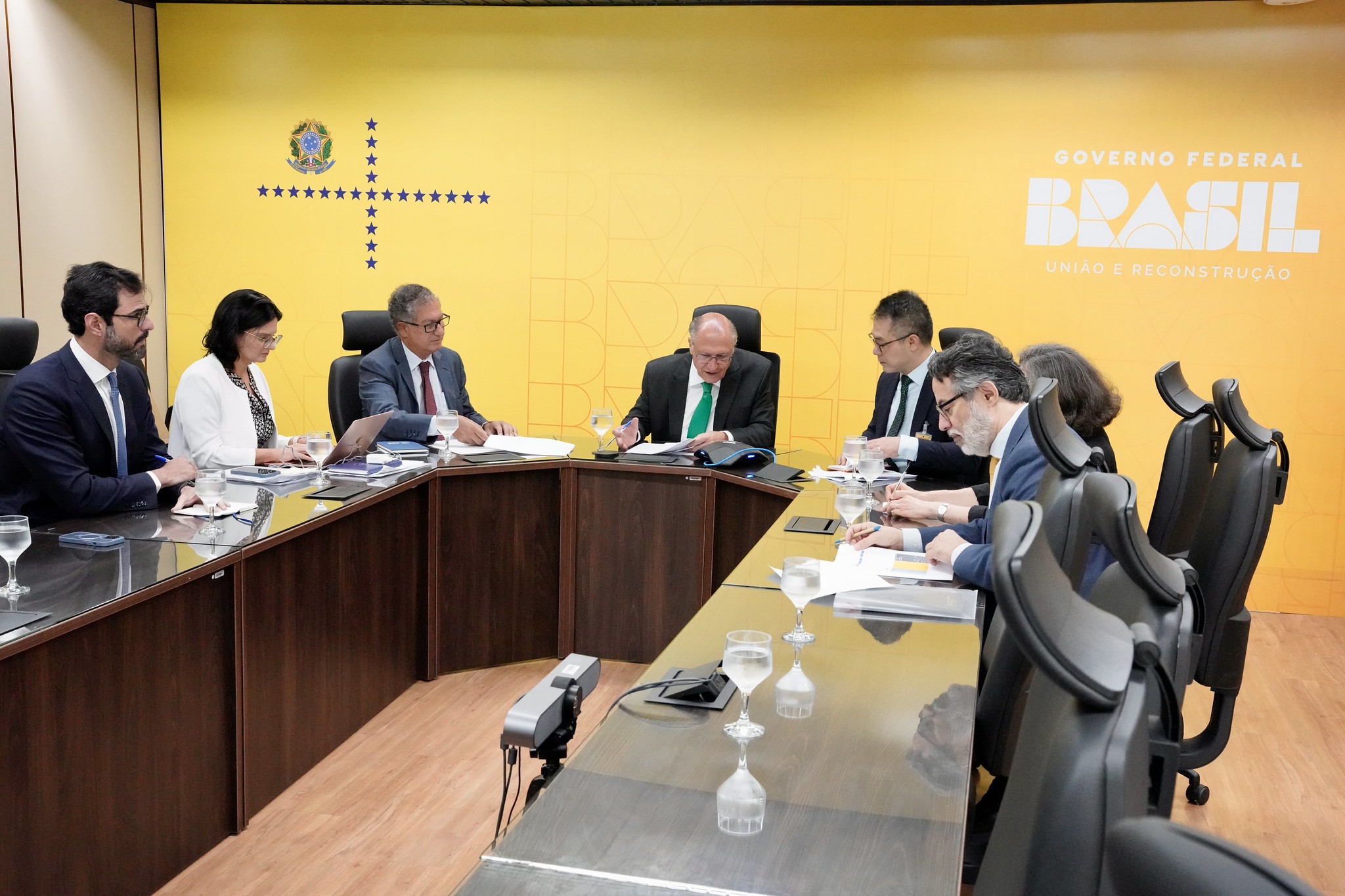 Presidente em exercício Geraldo Alckmin conversa por telefone com o vice-presidente da República Popular da China, Han Zheng