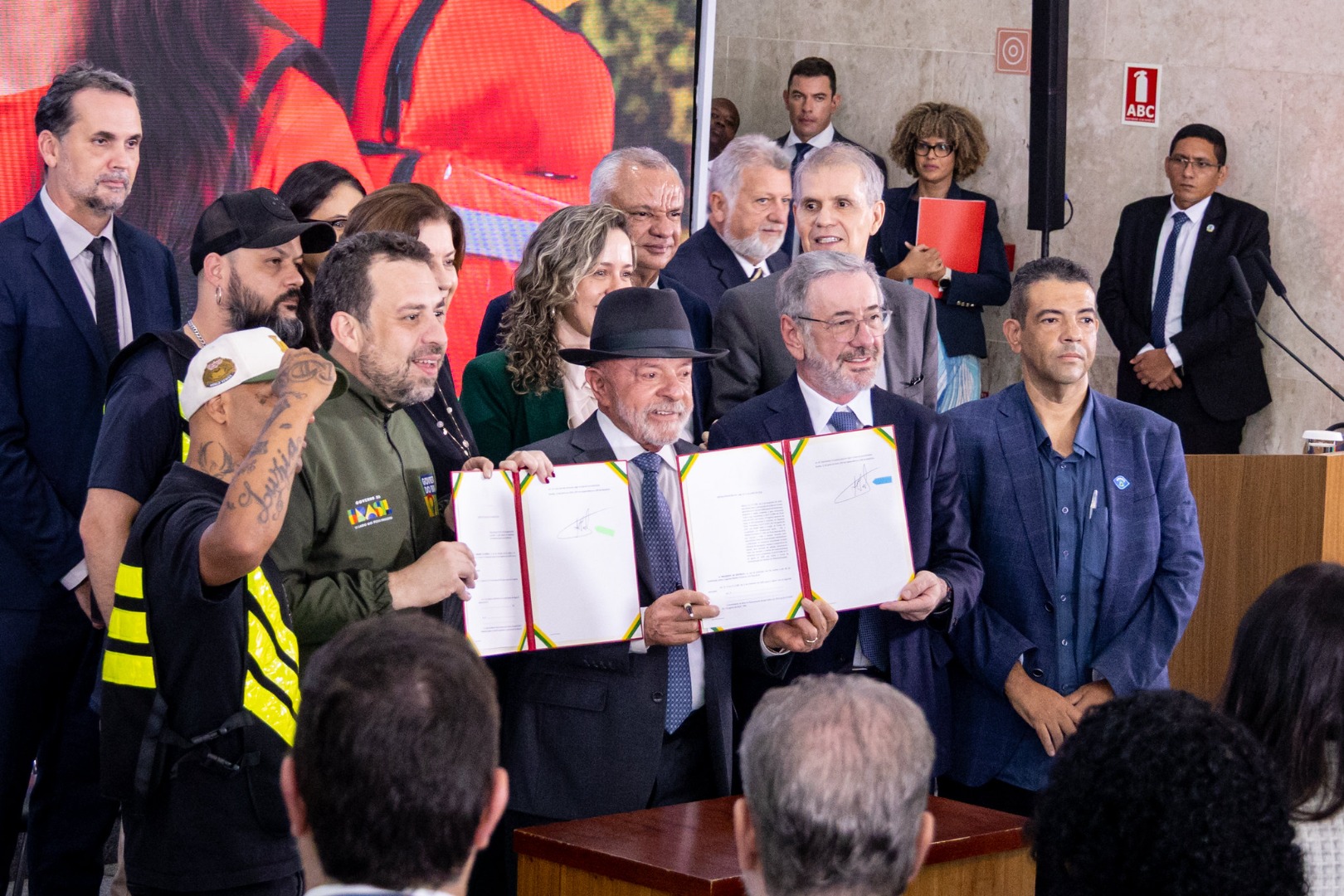 Governo cria linha de crédito para entregadores financiarem motos