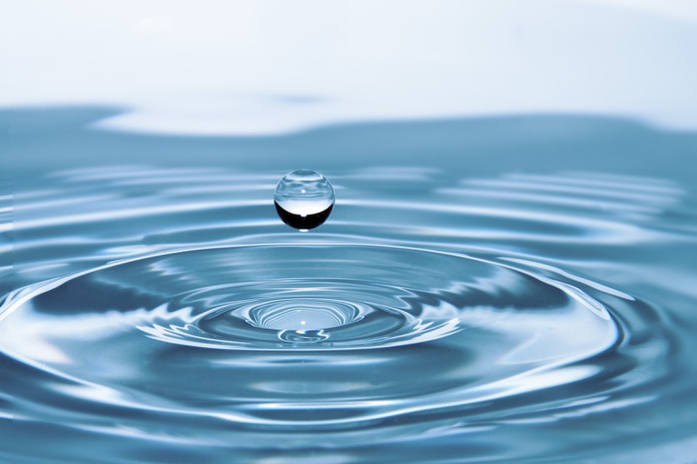 ronymichaud-drop-of-water-578897.jpg