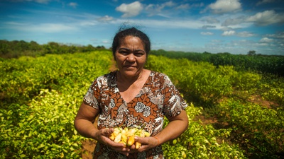 A agricultora Francisca Maria dos Santos se emociona ao dizer que, pela primeira vez, tem lugar para morar e plantar.