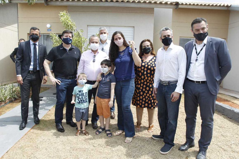 Em Jaú (SP), 222 famílias de baixa renda recebem a casa própria