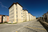 Famílias afetadas por desastres no Guarujá (SP) recebem moradias seguras