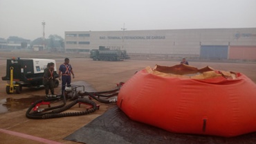 Aeronave KC-390 é equipada com o Sistema Modular Aerotransportável de Combate a Incêndios. (Foto: Divulgação/Ministério da Defesa)