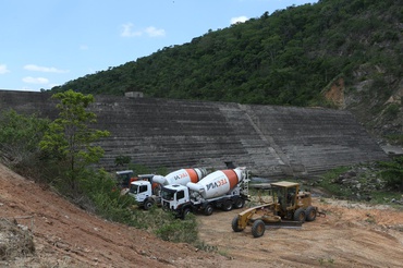 A Barragem Panelas II possui capacidade de acumulação de 16,9 bilhões de litros de água e vai beneficiar mais de 200 mil pessoas