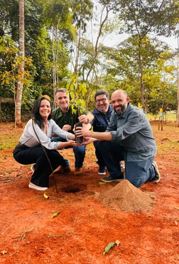 Representantes do MIDR plantam muda durante visita à mineradora Vale.