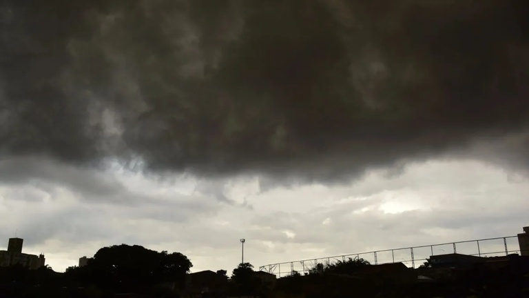 Haja-agua-Brasil-registrou-chuva-de-um-mes-em-um-dia-saiba-onde.webp