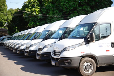 São 34 vans com um valor total de R$ 9.4 mi. Cada uma delas com potência de 130 cavalos.