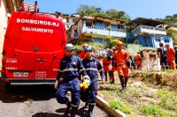 Moradores de Petrópolis (RJ) recebem alerta de desastre em simulação