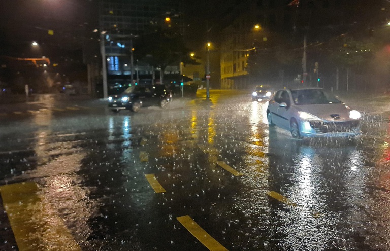 adege-rain-shower-8107685_1280.jpg